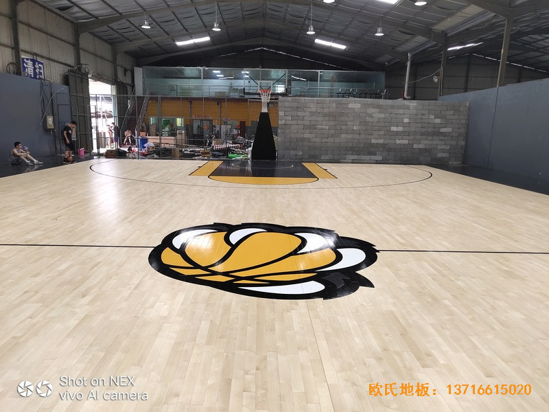 泉州僑鄉(xiāng)壹噸籃球場體育木地板鋪設(shè)案例3
