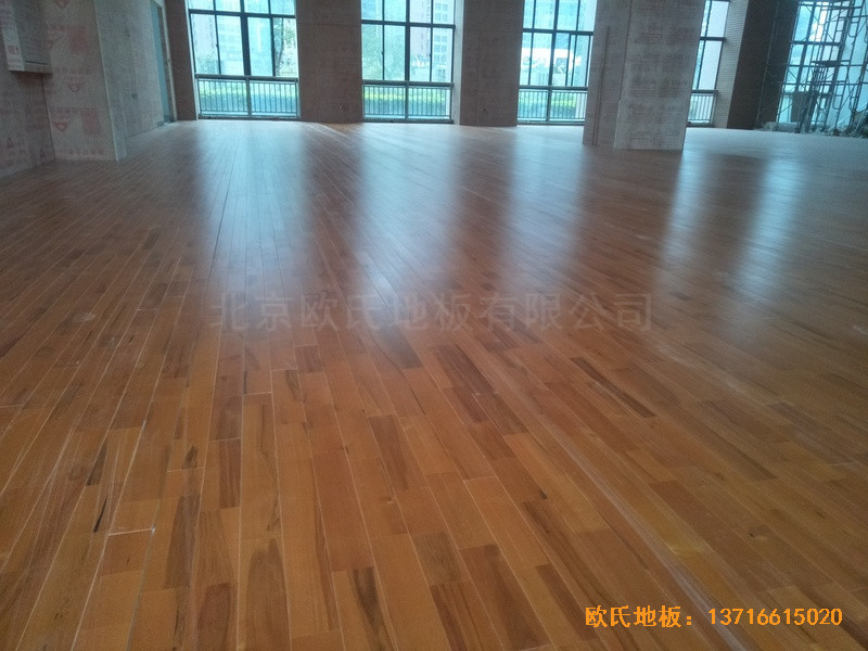 福建泉州海關(guān)橋南運(yùn)動場運(yùn)動地板鋪裝案例0